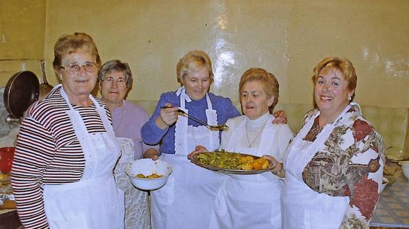 Imagen del año 2004 con las organizadoras que más años estuvieron preparando la cena de la Fiesta del Botillo.