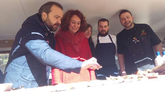 El alcalde de Lalín (I), acompañado por la alcaldesa de Ponferrada, promociona la Festa do Cocido.