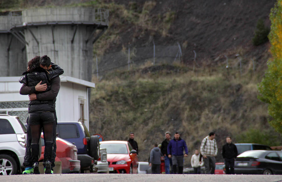 Familiares y amigos de los fallecidos en la entrada del Pozo Emilio del Valle. 