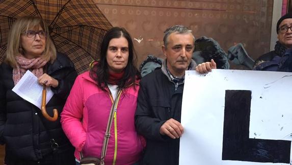 Los padres de Cassandra, Conchi y Ramón, participaron en la concentración de este lunes en Ponferrada.
