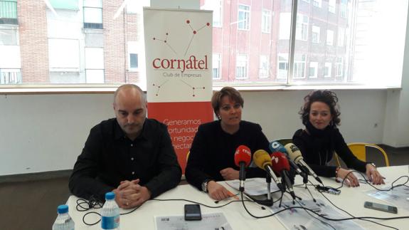 La presidenta del Imfe, Rosa Luna, junto a los responsables del club de empresas Cornatel, Juan Manuel Salví y Carmen Prada, en la presentación de las jornadas.