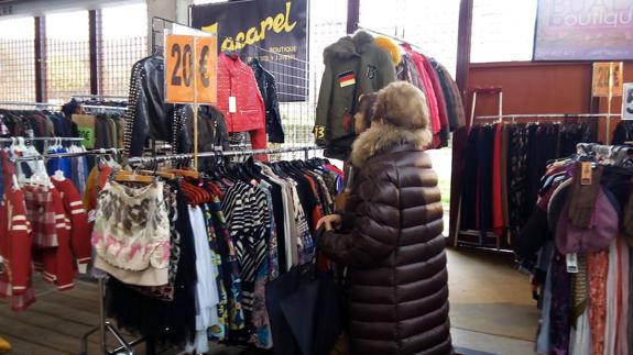 Un total de 41 establecimientos participan en la Feria de las Rebajas de Ponferrada que se podrá visitar hasta el domingo. 