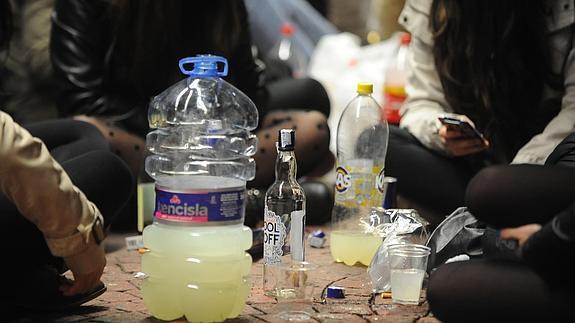 La Policía cursa dos denuncias por beber en la calle.