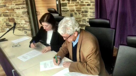 La presidenta de la DO Bierzo, Misericordia Bello, y el gerente de Asprona Bierzo, Pablo Salgado, en la firma del convenio.