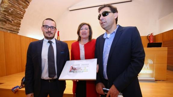 La concejala de Cultura, Mª Antonia Gancedo, presentó el cupón junto al presidente de la Once en Leóbn, Óscar Pérez (I).