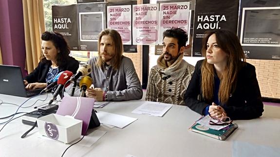 El secretario general de Podemos, Pablo Fernández, junto a los miembros de la gestora de Ponferrada, en su comparecencia.