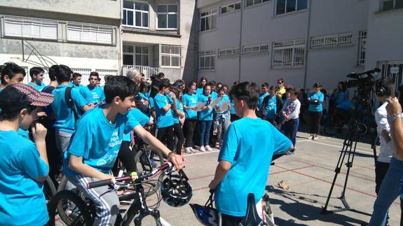 Imagen del comienzo de la marcha en el instituto de Cacabelos.