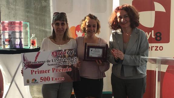 Representantes del bar Gijón reciben el primer premio de manos de la alcaldesa de Ponferrada.