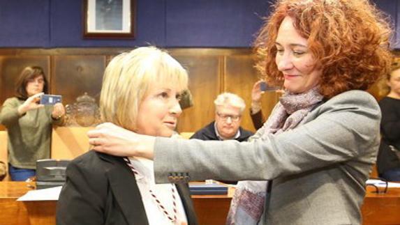 La nueva concejala del PP en el Ayuntamiento de Ponferrada junto a la alcaldesa, durante la toma de posesión de su acta. 