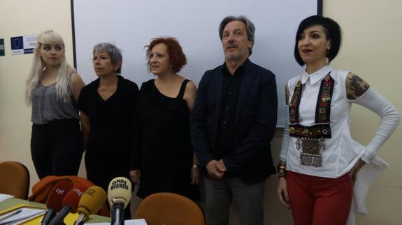 El edil de Bienestar Social, Pedro Muñoz, junto a las representantes de la AMPB y la coordinadora de Igualdad del Consejo, Loli Haro, en la presentación del estudio.