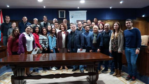 La alcaldesa de Ponferrada junto a alumnos y profesores en el acto desarrollado en el salón de plenos.