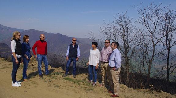 Representantes de Ciudadanos, durante su visita a la zona afectada por el incendio en el Valle del Oza.