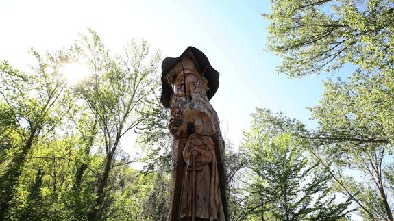 El Templario', del artesano de la madera Victor Lobato, en la localidad de Priaranza.