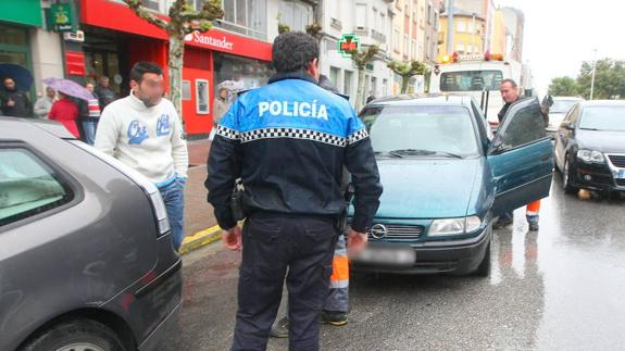 Imagen de un policía municipal durante una intervención.