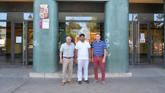 El alcalde de Sobrado, Constantino Valle (I), con representantes de Ocean Resources ante la delegación territorial de la Junta en Ponferrada.