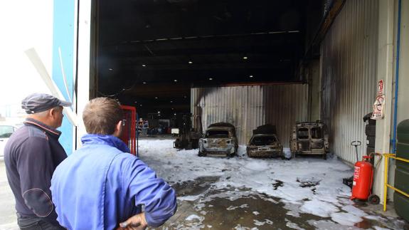 Incendio en una nave del polígono industrial de Cabañas Raras.
