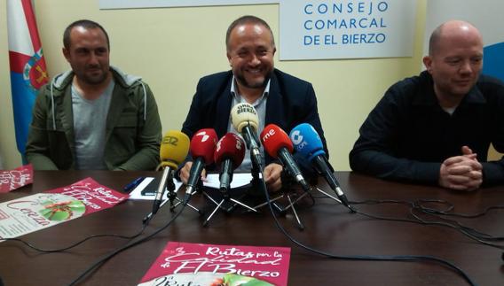 El presidente del Consejo (C), junto al alcalde de Corullón y el director técnico de los sellos de calidad de la comarca, en la presentación de la ruta.