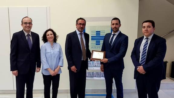 Imagen de la entrega del reconocimiento.