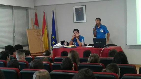 César Martínez y José Dominguez durante la charla a los alumnos del IES Álvaro Yáñez de Bembibre.