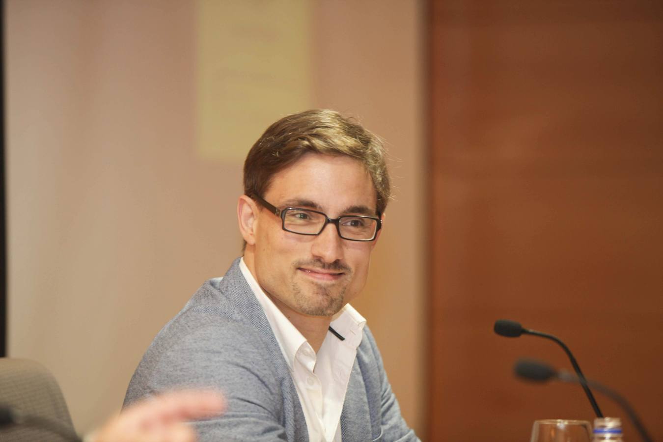 Conferencia del doctor Iván Pérez Coto en el Aula de Cultura de LA VOZ DE AVILÉS