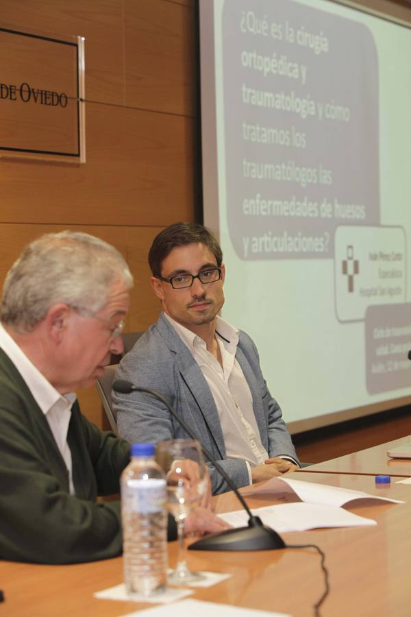 Conferencia del doctor Iván Pérez Coto en el Aula de Cultura de LA VOZ DE AVILÉS