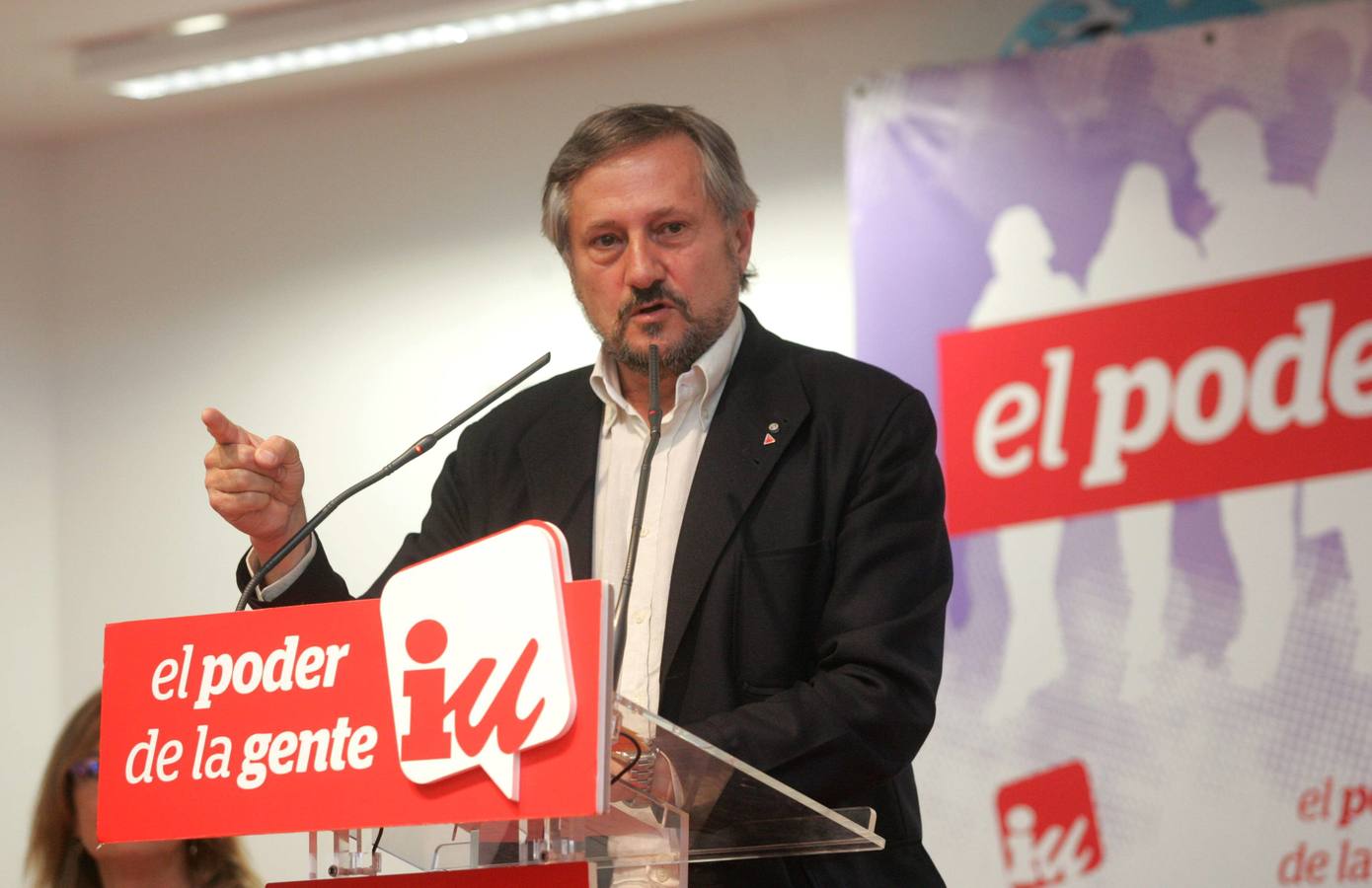 Willy Meyer participa en un acto de campaña de IU en Gijón