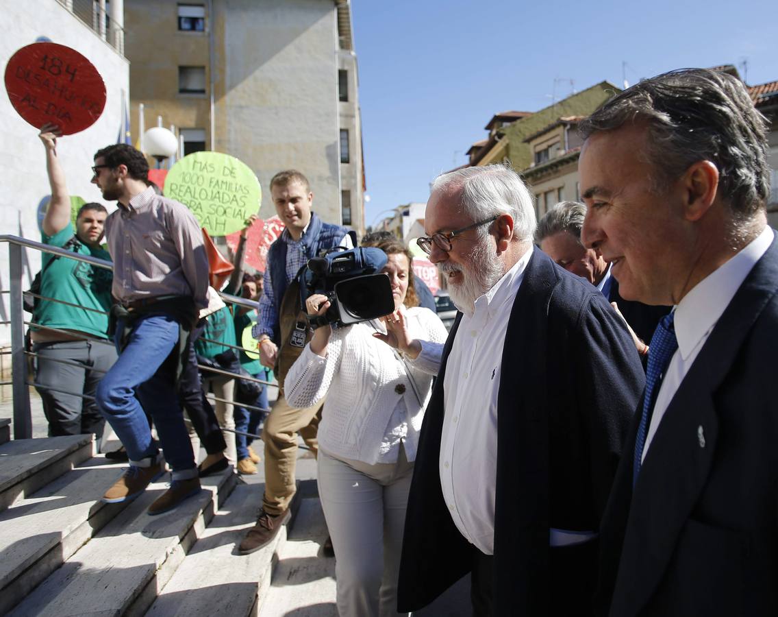 Cañete, entre protestas en Asturias