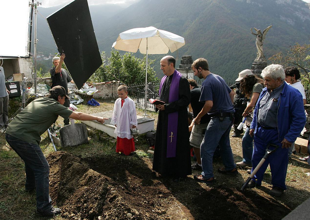 Escalofrío en Ponga. Rodaje de la película de Isidro Ortíz en el cementerio de Beleño.