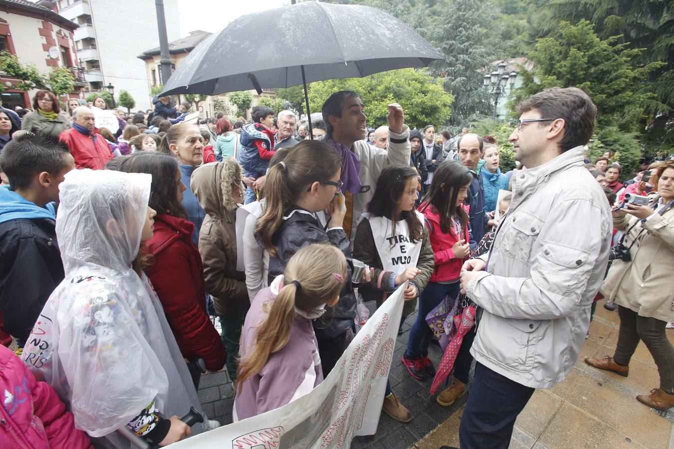 Unas quinientas personas protestan en Blimea para pedir más seguridad en el colegio El Parque