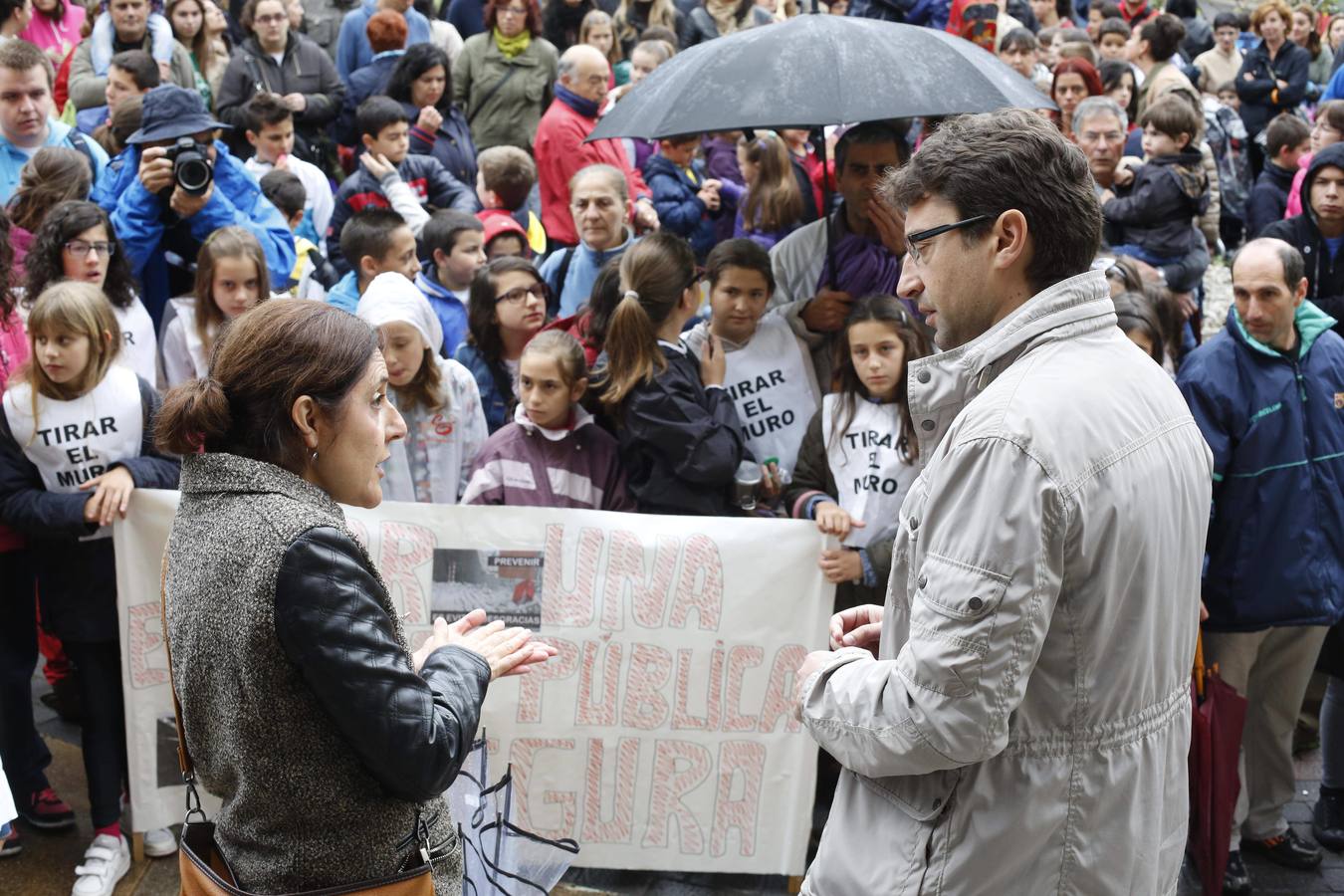 Unas quinientas personas protestan en Blimea para pedir más seguridad en el colegio El Parque