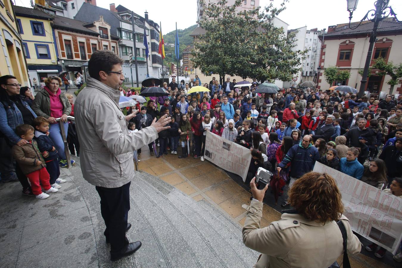 Unas quinientas personas protestan en Blimea para pedir más seguridad en el colegio El Parque