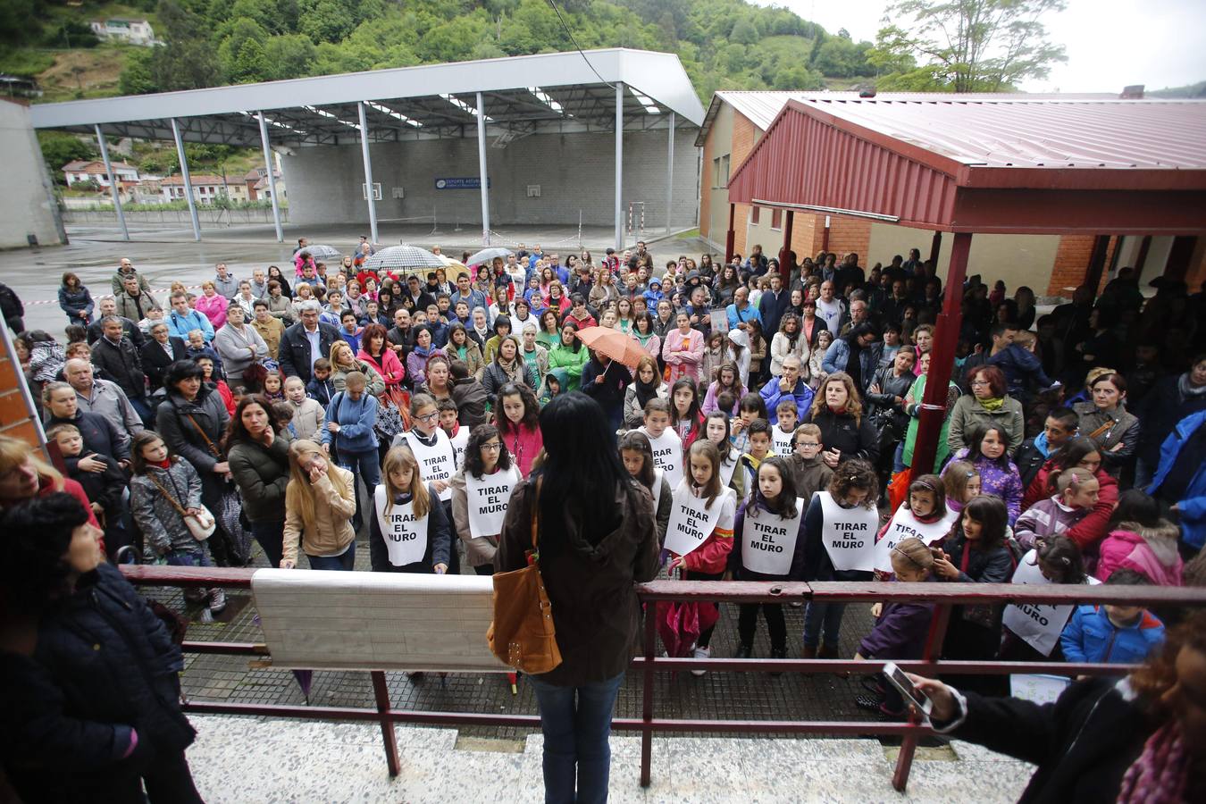 Unas quinientas personas protestan en Blimea para pedir más seguridad en el colegio El Parque