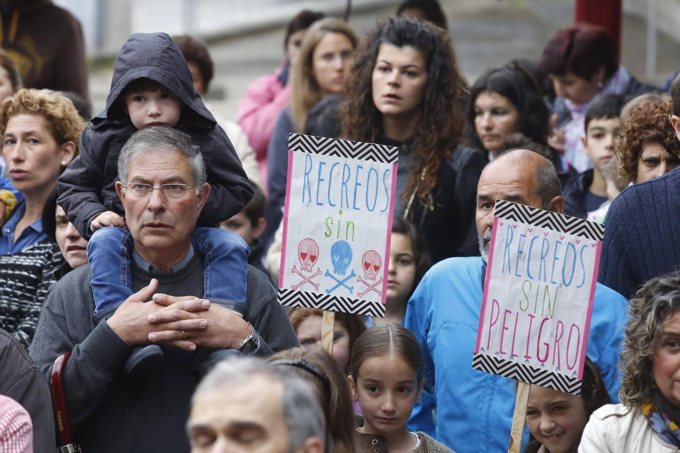 Unas quinientas personas protestan en Blimea para pedir más seguridad en el colegio El Parque
