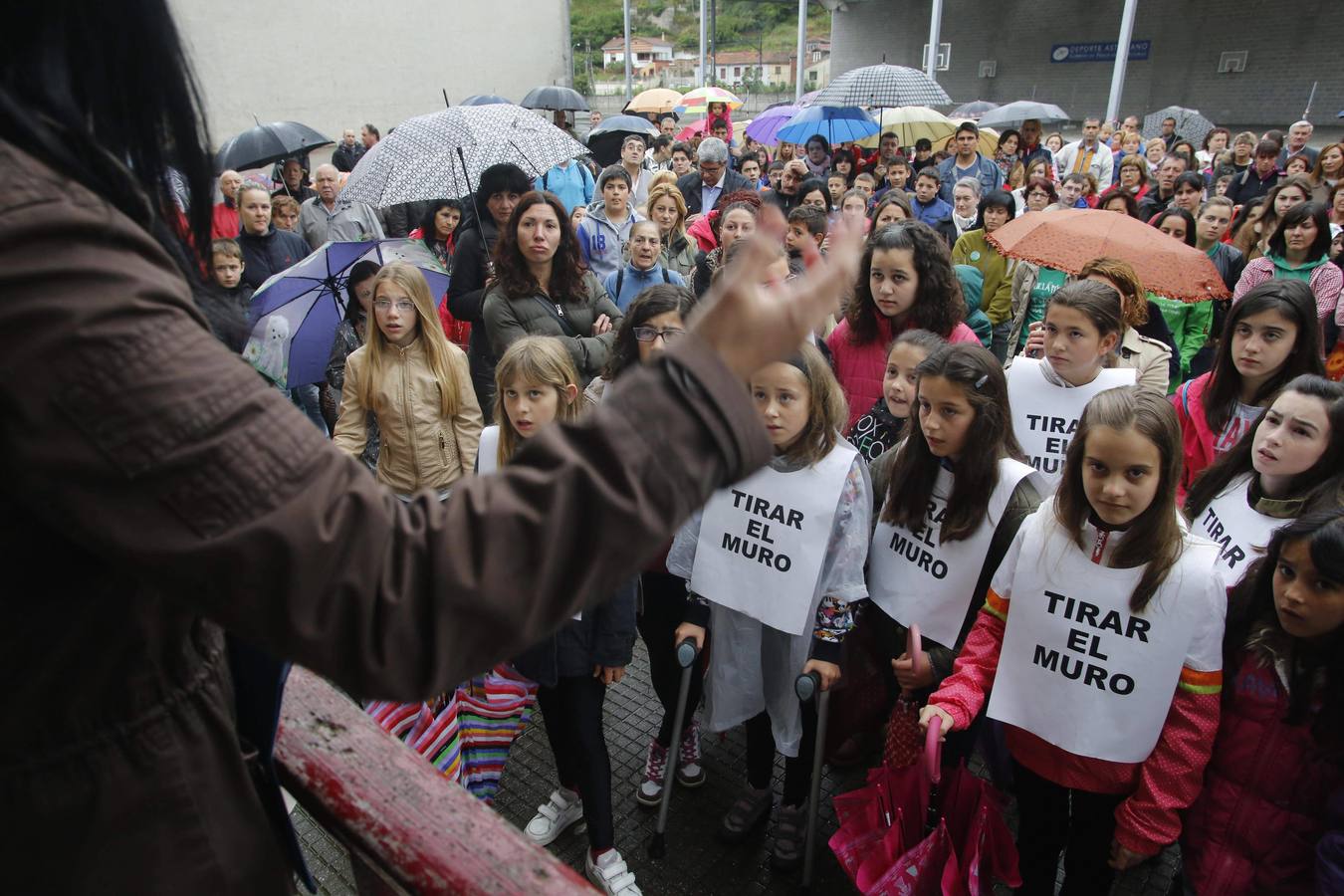 Unas quinientas personas protestan en Blimea para pedir más seguridad en el colegio El Parque