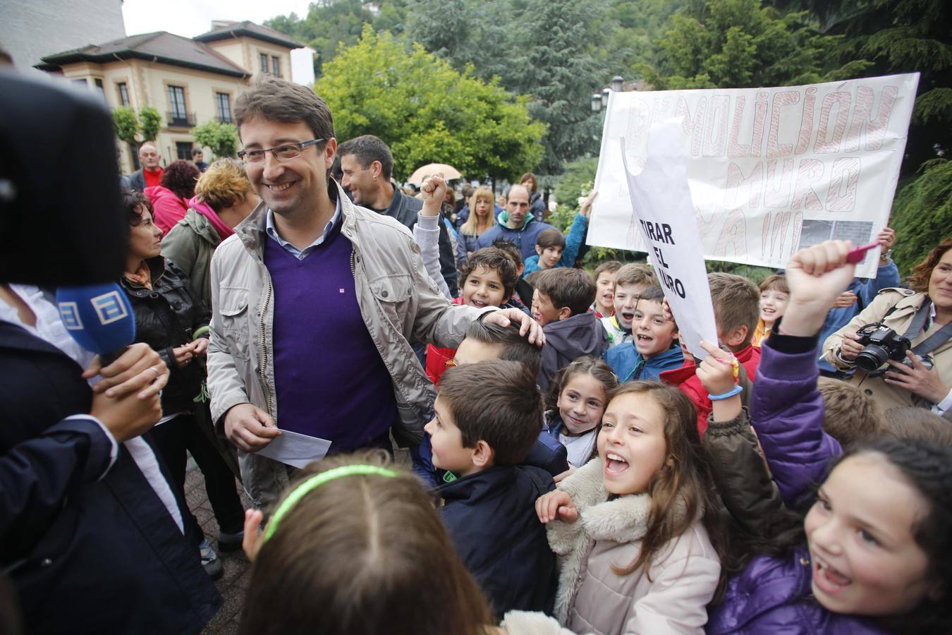Unas quinientas personas protestan en Blimea para pedir más seguridad en el colegio El Parque