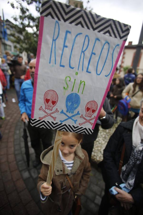 Unas quinientas personas protestan en Blimea para pedir más seguridad en el colegio El Parque
