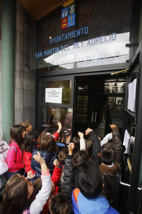Unas quinientas personas protestan en Blimea para pedir más seguridad en el colegio El Parque