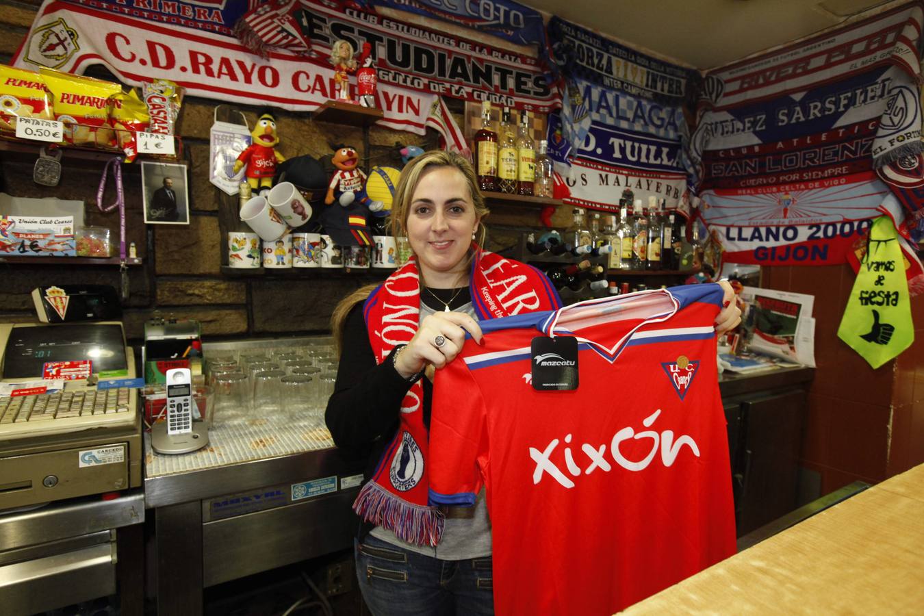 Agustina, aficionada argentina, con la camiseta y bufanda cearista.. 