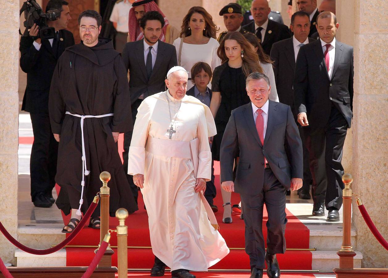 Francisco da comienzo a su delicado viaje a Tierra Santa