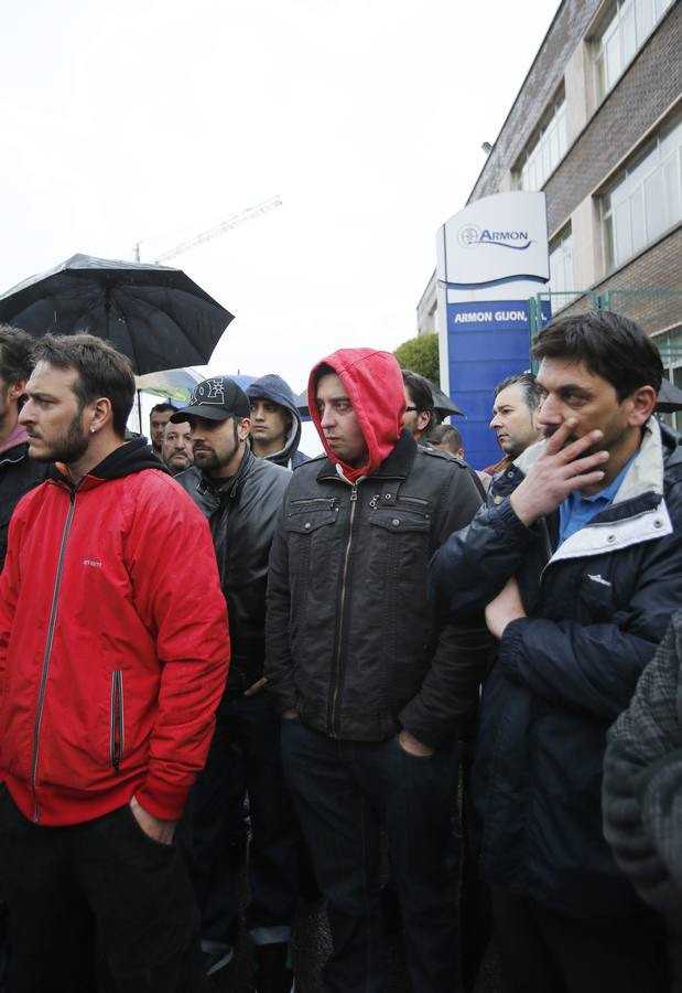 Compañeros del trabajador fallecido en Armón se manifiestan frente a la factoría