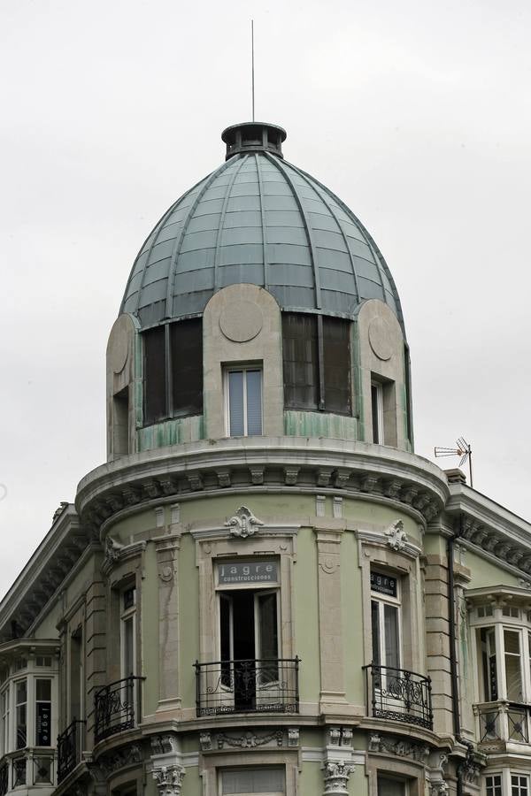 Casa del Marqués de Tremañes. El Uría 60 está compuesto según el eclecticismo clasicista de De la Guardia en 1895.