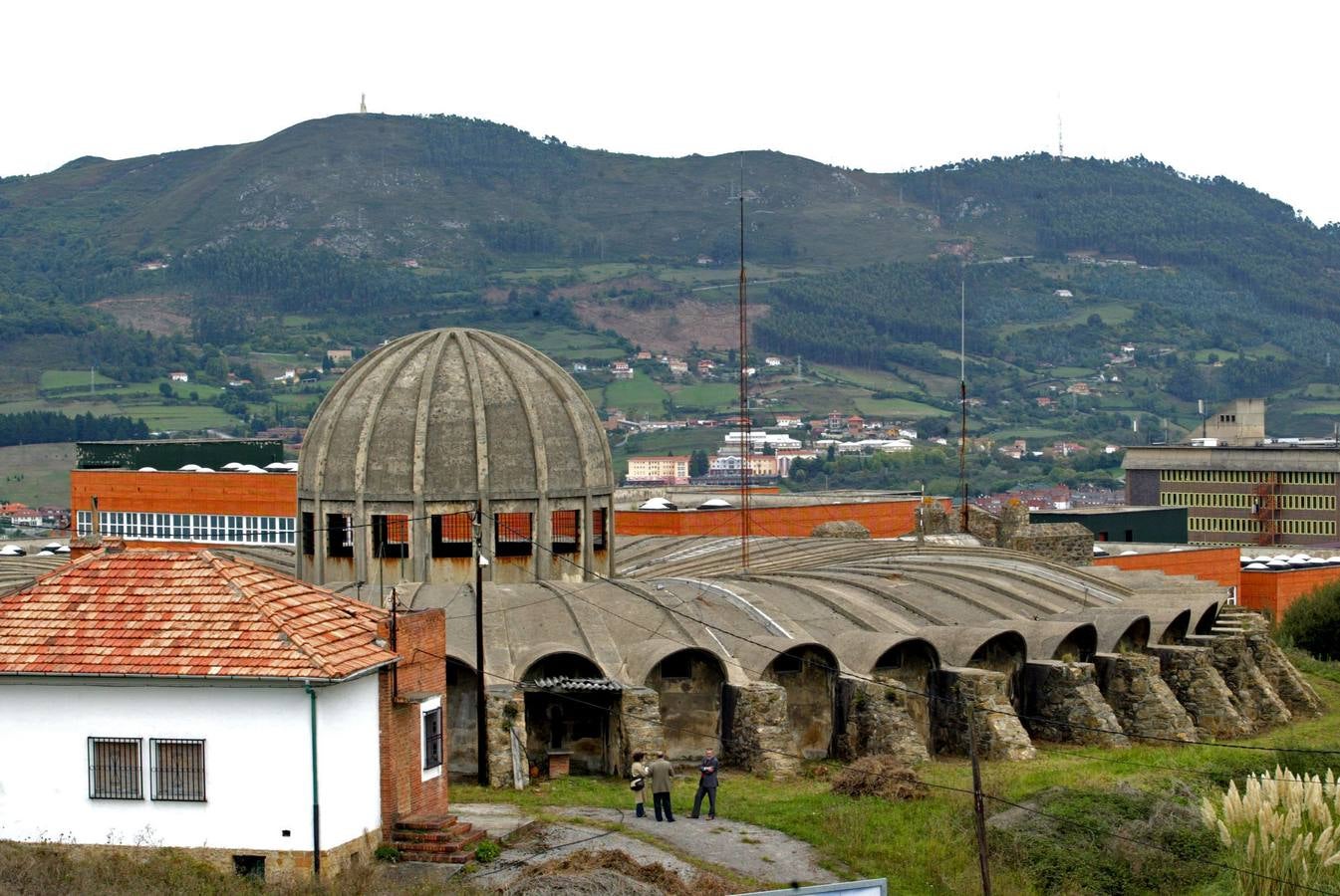 Depósitos de agua. En 1928, el ingeniero Idelfonso Sánchez del Río ideó los 48 arcos apoyados en un cilindro central que sostienen la bóveda.
