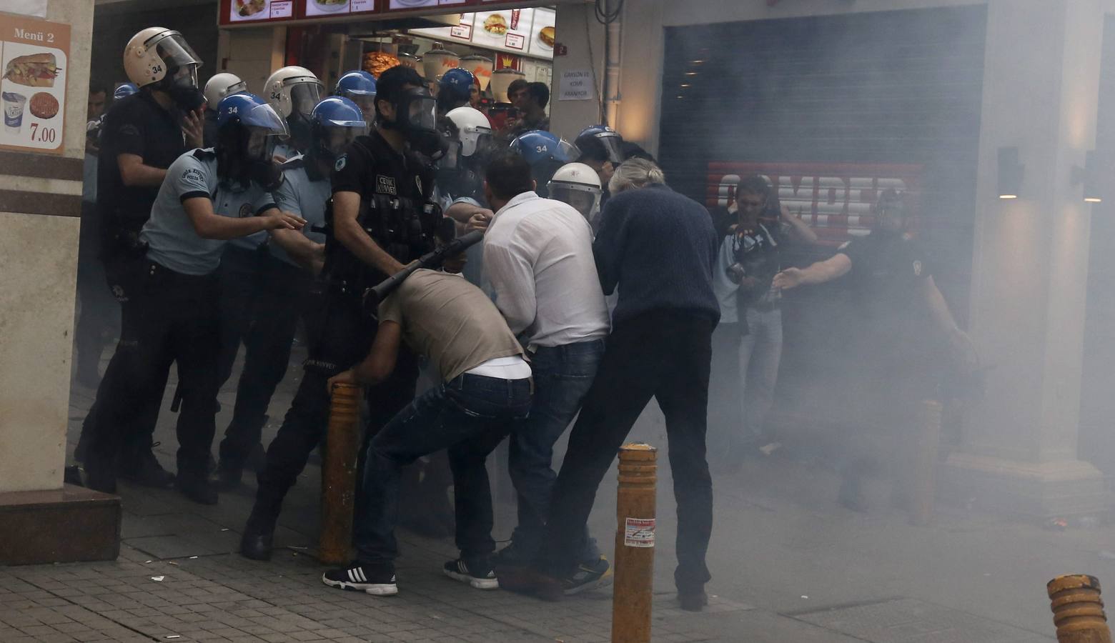 Brutal represión con gas lacrimógeno en Turquía