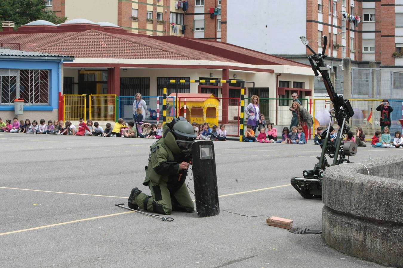 Exhibición de la Guardia Civil en el colegio Marcos del Torniello