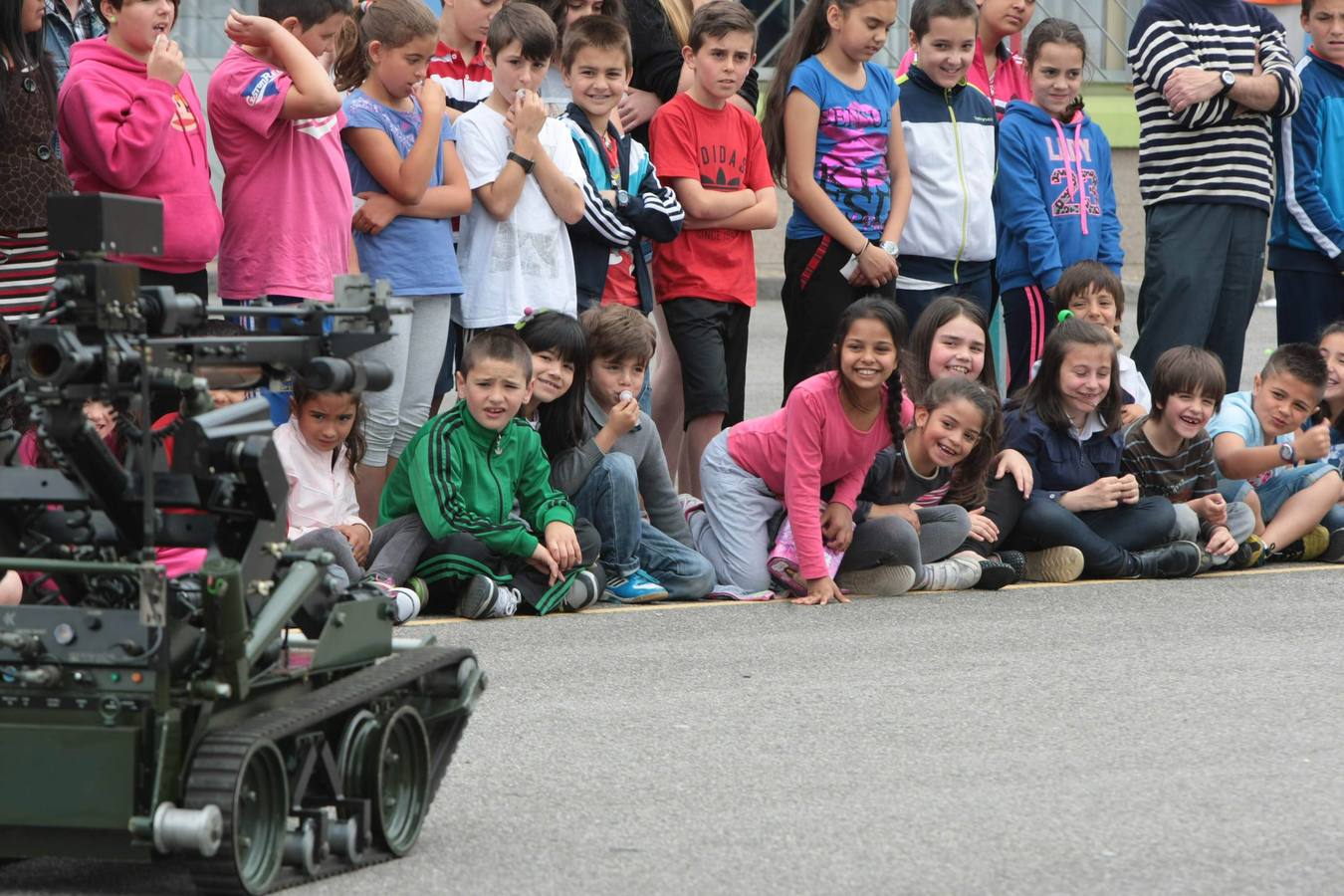 Exhibición de la Guardia Civil en el colegio Marcos del Torniello