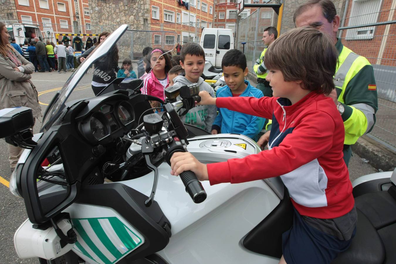 Exhibición de la Guardia Civil en el colegio Marcos del Torniello