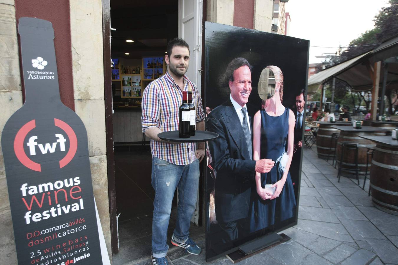 David Villabrille, del Moman, con una de las decoraciones de Julio Iglesias. 