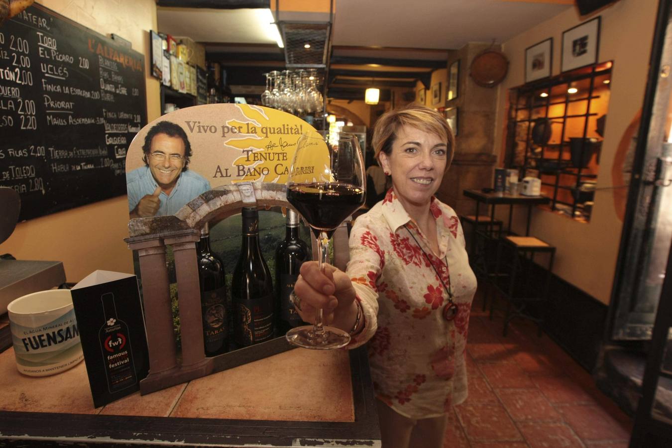 Begoña Huerres, en L'Alfarería, con una copa de vino de Al Bano. 
