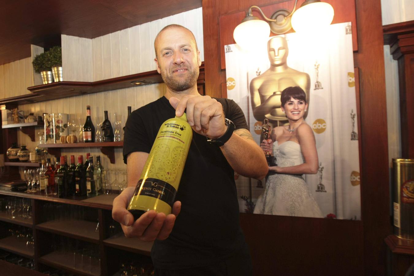 Santiago Álvarez, de Ronda 14, posa con un vino de Penélope Cruz. 