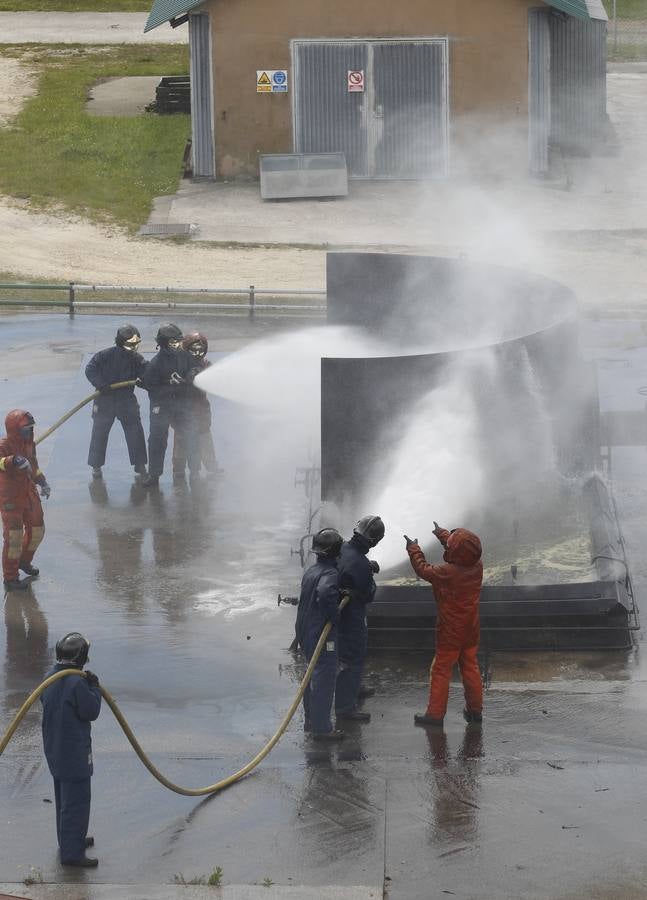 Efectivos de Galicia y Asturias luchan contra incendios y rescatan naúfragos en Gijón